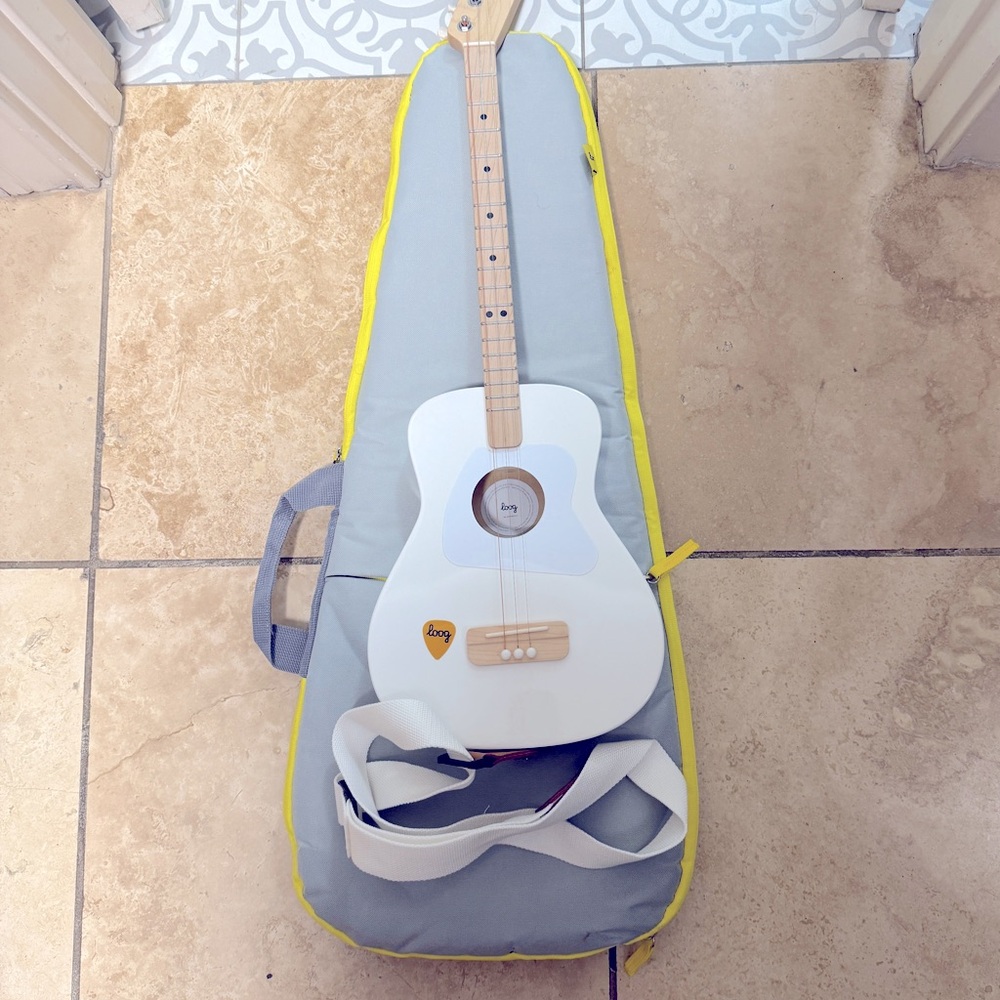 White Loog Pro Acoustic Guitar + Bag, Strap and Pick